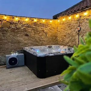 The Old Moat Barn - With Private Hot Tub Holiday home